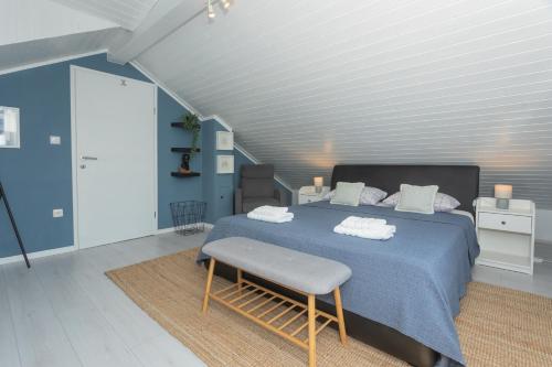 斯克拉丁House for rent Serenity的一间卧室配有一张蓝色的床和长凳