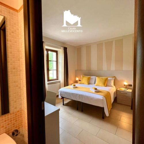 加维Casale Milleseicento的一间卧室配有一张带黄色枕头的床