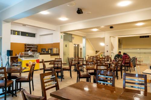 查查波亚斯Posada del Arriero -Hotel的用餐室配有木桌和椅子