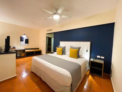 蓬塔卡纳蓬塔卡纳加泰罗尼亚全包酒店的一间卧室设有一张蓝色墙壁的大床
