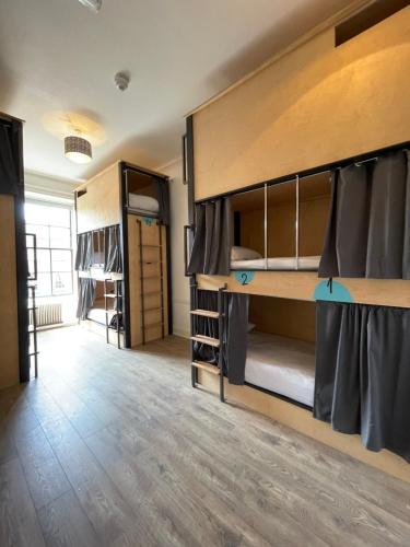 都柏林Leevin Hostel George的宿舍间设有双层床和走廊。