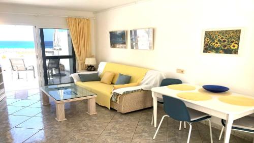 科斯塔卡玛Top Seaside Powered by SolymarCalma的客厅配有黄色的沙发和桌子
