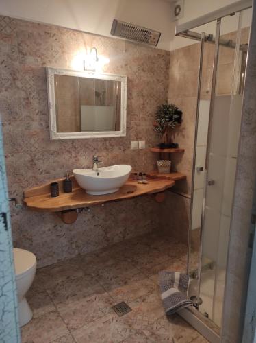 卡拉内拉Orange Garden Loft的一间带水槽和镜子的浴室