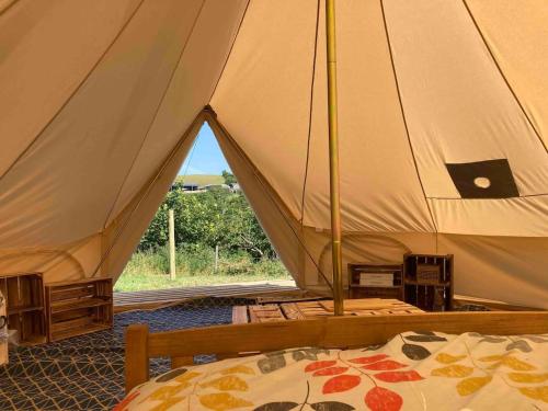 Upper HulmeRoaches Retreat Eco Glampsite - Rocky Reach Bell Tent的美景帐篷 - 带两张床