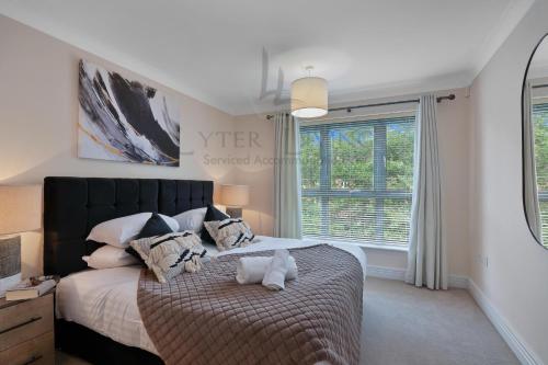 牛津Lyter Living-The Foundry-Jericho-Oxford-Parking Included的一间卧室,床上放着两只动物