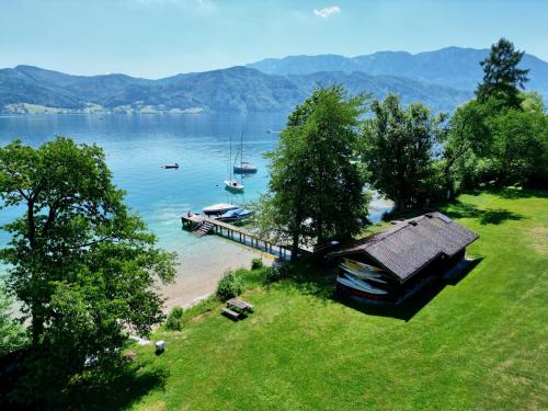 阿特湖畔努斯多夫勒克森霍夫旅馆的享有湖泊和水中船只的景色