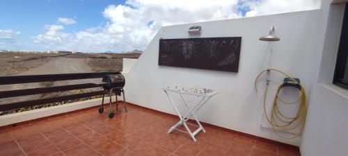 科斯塔特吉塞ANCONES LEJANOS GuestHouse的客房享有沙漠美景,设有长椅。