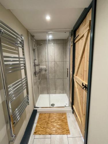 Cherry Cottage的带淋浴和淋浴门的浴室