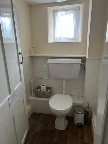 汤顿The Lethbridge Arms的一间带卫生间和窗户的小浴室