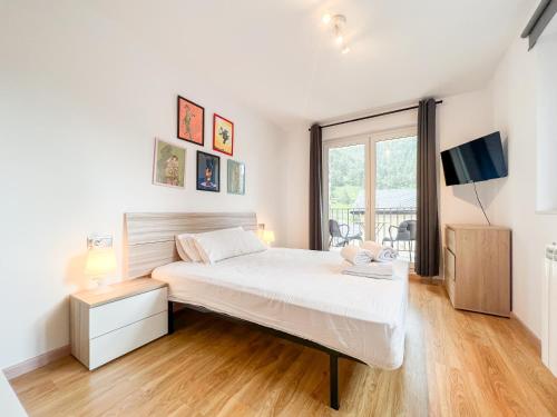 阿林萨尔Apartamento MILU en Arinsal的卧室配有白色的床和窗户。