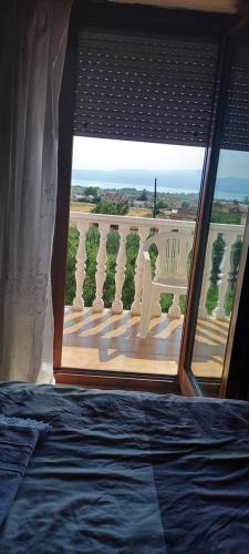 Damjan's Apartments的一间卧室设有窗户,享有阳台的景色