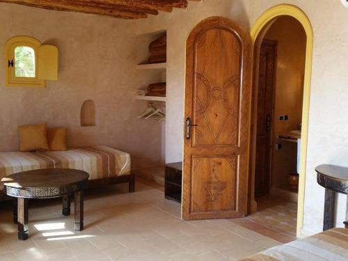 Azrarag诺马德天堂酒店的一间设有门的房间和一间带一张床的卧室