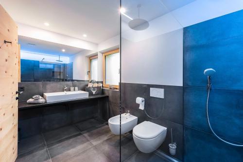 维兰德罗HAUSERHOF CHALET in Villanders - moderne Wohnungen mit 2 Badezimmer und 2 Schlafzimmer的一间带卫生间和水槽的浴室