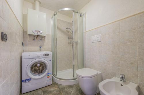 库马约尔Baita Margherita - Val Veny的一间带洗衣机和水槽的浴室