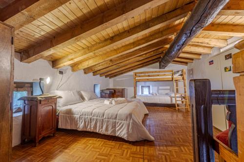 库马约尔Baita Margherita - Val Veny的一间卧室配有一张大床和一张双层床。