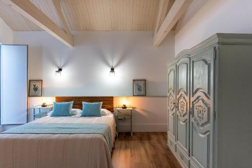 比索达雷加Feel Discovery Homes in Douro的一间卧室配有一张带蓝色枕头的大床
