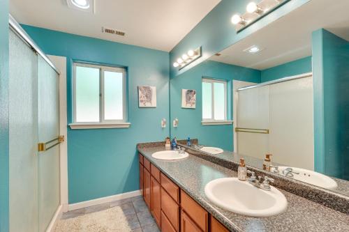 梅德福Pet-Friendly Medford Vacation Rental with Yard!的浴室设有两个水槽和蓝色的墙壁。