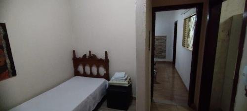 乌贝拉巴Casa de Boneca aconchegante的一间小卧室,配有一张床和一个走廊