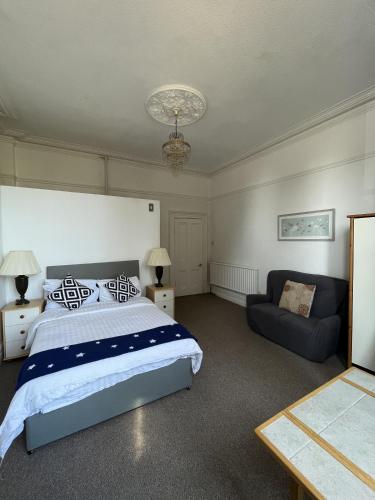 斯旺西Ensuite Double Room, by Swansea University, Sketty, R2的一间卧室配有一张大床和一张沙发