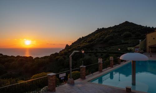 内比达La Casa Del Mare Tanca Piras的享有日落背景的游泳池