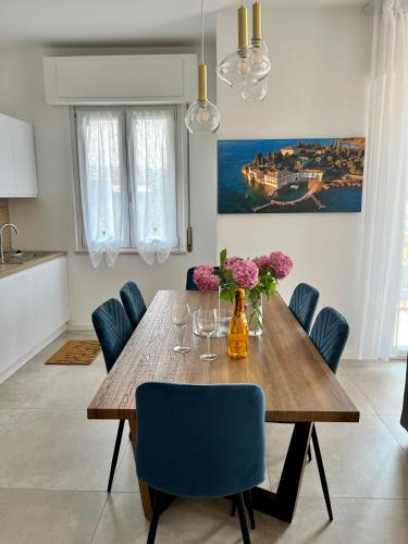 加尔达Casa blu relax的一间带木桌和蓝色椅子的用餐室