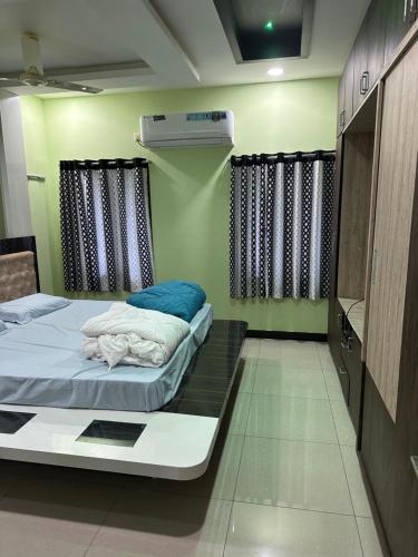 拉加蒙德里Sreenilayam Luxury Stay Homes的一间客房内配有两张床的房间