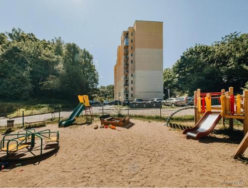 维尔纽斯Green Vilnius Getaway的公园内的游乐场,设有滑梯和游戏设备