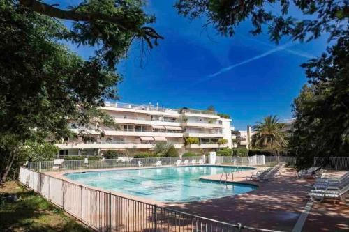 圣特罗佩Studio avec terrasse au centre de Saint-Tropez的大楼前的游泳池