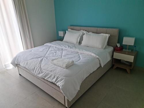 阿布扎比Beautiful 1 Bedroom at Soho Square at Al Saadiyat Island的一间卧室设有一张蓝色墙壁的大床