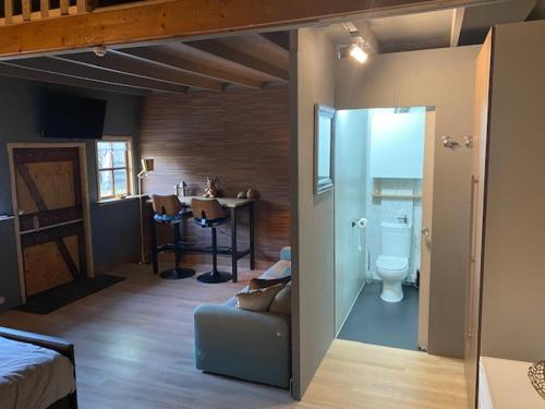 韦斯特莱Shed 100的客房设有一张床和一间带卫生间的浴室
