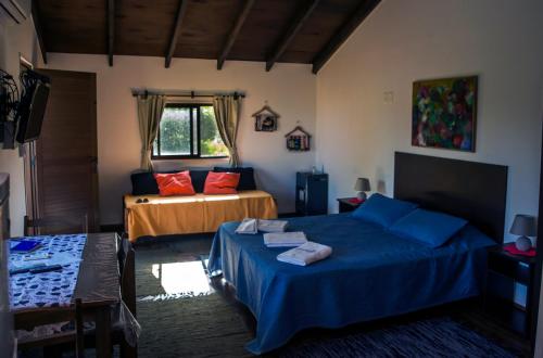 巴拉德瓦利扎斯Cabañas PATALSUELO的一间卧室配有两张带蓝色床单和红色枕头的床