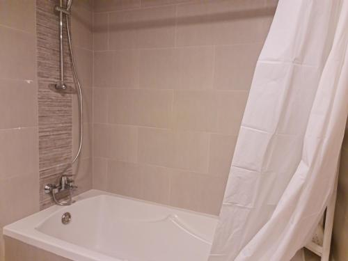 阿布扎比Beautiful 1 Bedroom at Soho Square at Al Saadiyat Island的浴室配有浴缸和淋浴及浴帘