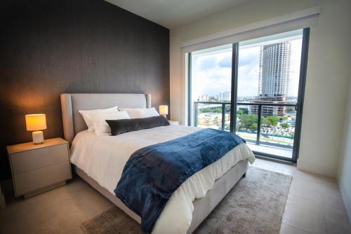 迈阿密Smart Brickell Hotel的一间卧室设有一张大床和一个大窗户
