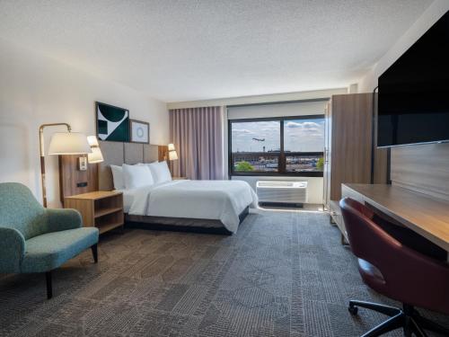 罗斯芒特Staybridge Suites Chicago O'Hare - Rosemont, an IHG Hotel的酒店客房设有一张床和一个大窗户