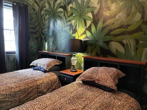 圣佩德罗Belize Budget Suites的卧室设有两张床铺和壁画