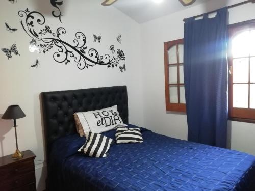 上格拉西亚La casa de Lily的一间卧室配有一张带蓝色棉被的床