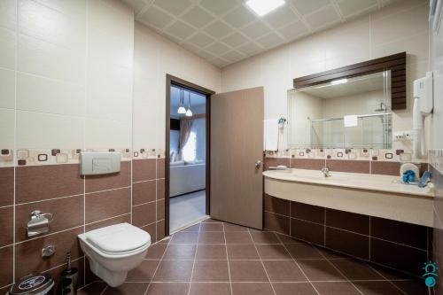 特拉布宗KTÜ Koru Otel的一间带卫生间、水槽和镜子的浴室