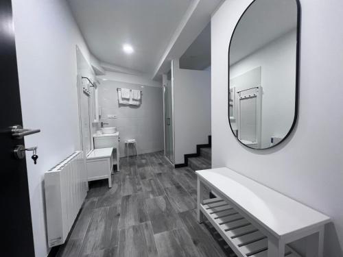 库列雷多PENSION CASA JULIO **的白色的浴室设有镜子和水槽