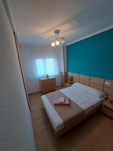 博尔瑟拉尔Apartamento Torremar M的一间卧室设有一张蓝色墙壁的大床