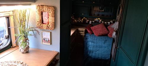 亚斯塔尔尼亚Przyczepa Mumbai的一间卧室配有一张床,另一间卧室配有镜子