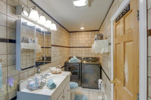 ClaremontPet-Friendly Claremont Vacation Rental!的瓷砖浴室设有水槽和洗衣机