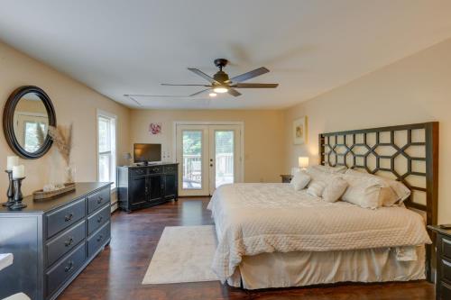 ClaremontPet-Friendly Claremont Vacation Rental!的一间卧室配有一张床和吊扇