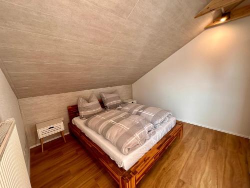 Gennachblick的阁楼上的卧室配有一张大床