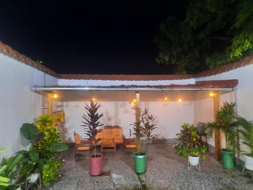 伊基托斯Casa Grande的天井配有桌椅和盆栽植物