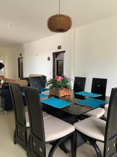OibaHotel Hacienda Guane Urbano的一间用餐室,配有黑色的桌子和椅子