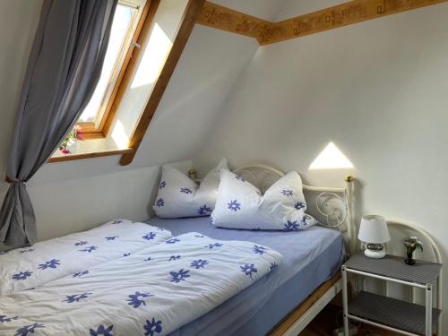 霍克西尔Haus Mariechen的一间卧室配有一张带蓝色和白色枕头的床