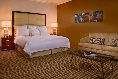林夕昆高地BWI机场万豪酒店的酒店客房设有一张大床和一张沙发。