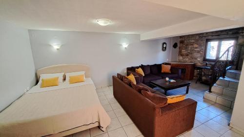 LiaropáVilla Camellia的客房设有床、沙发和桌子。