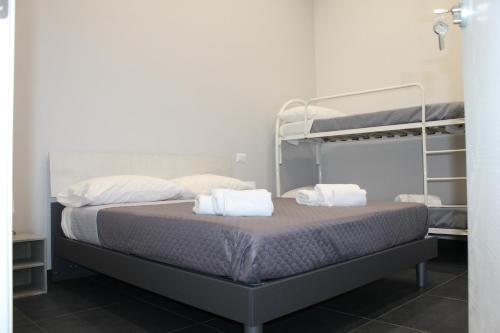 那不勒斯Civico Sedici的一间卧室配有双层床和2个白色枕头