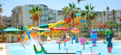 莫纳斯提尔A Luxury 2BR with Big Pools Perfect for Family Summer Escape!的一个带水上滑梯的水上公园的游泳池